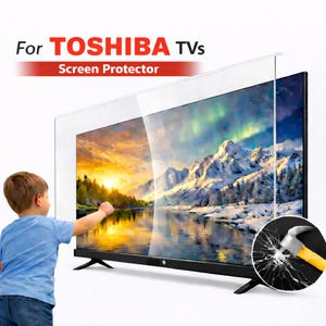 Puede incluir: Protector de pantalla transparente para televisores Toshiba. La imagen muestra un televisor de pantalla plana con una película protectora aplicada, con el texto "For TOSHIBA TVs Screen Protector" en la parte superior. Un niño extiende la mano hacia la pantalla. Se muestra un martillo rompiendo la pantalla.