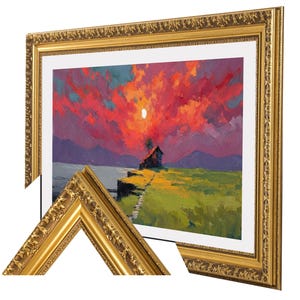 Puede incluir: Pintura de paisaje enmarcada con una vibrante puesta de sol. La obra representa una pequeña casa en un acantilado, un camino y un lago. El marco dorado tiene detalles ornamentados. Los colores son rojo, naranja, morado, verde y blanco.