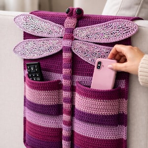 Peut inclure: Une tasse en céramique blanche avec une anse noire et le texte "But First, Coffee" en gras noir. La tasse est placée sur un fond flou. La tasse mesure environ 10 cm de hauteur.