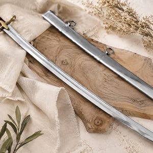 Réplica artesanal del sable Ludwikowka M1934 – Espada de estilo caballería polaca con vaina.