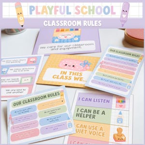 Puede incluir: Una colección de carteles educativos con reglas de clase en colores pastel, patrones de cuadrícula e ilustraciones de material escolar como lápices y pegamento. El texto incluye frases como Playful School, Classroom Rules e In This Class We.