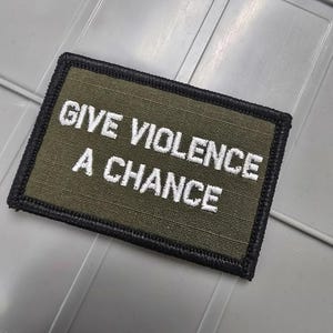 Dale una oportunidad a la violencia. Parche visto en redes sociales, parches bordados, apliques para mochilas, gorras, sombreros, chalecos y chaquetas.