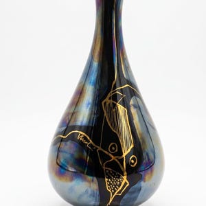 Puede incluir: Un juego de tres tazas de cerámica con acabado mate moteado. Las tazas son de color crema, gris claro y gris oscuro. Cada taza tiene un diseño simple y minimalista.