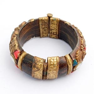 Puede incluir: Un juego de tres tazas de cerámica con un acabado moteado y mate. Las tazas son de color crema, gris claro y gris oscuro. Cada taza tiene un diseño simple y minimalista, ideal para café o té.