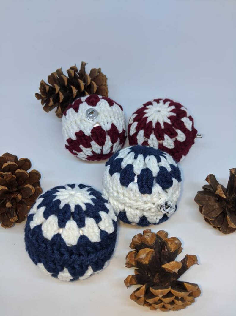 Perfect for all types of Christmas decor decorations Sets of 4 Retro Christmas baubles 4inch baubles.