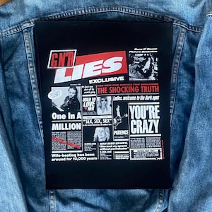 Puede incluir: Una taza de cerámica blanca con un asa negra y el texto "But First, Coffee" en negrita negra. La taza está sobre un fondo borroso. La taza mide aproximadamente 10 cm de altura.