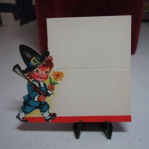 Adorable unused 1940&#39;s-50&#39;s die cut Thanksgiving place card little pilgrim boy carrying a musket and flower