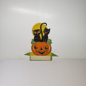 Vintage 1930&#39;s unused Gibson die cut Halloween place card with black cat and owl on top of a jol with full moon behind them