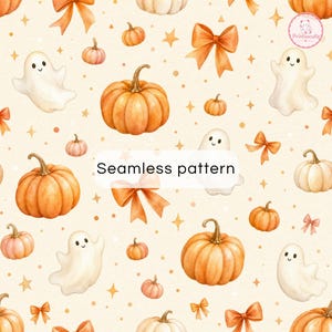 Peut inclure: Un motif répétitif composé d'illustrations à l'aquarelle de citrouilles orange, de fantômes blancs et de nœuds orange sur un fond crème clair avec de petites étoiles et des points dorés. Le texte Seamless pattern est centré au milieu.