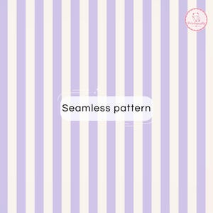 Pode incluir: Um padrão sem costuras com riscas verticais que alternam entre violeta claro e branco sujo. Uma etiqueta retangular branca no centro apresenta o texto preto Seamless pattern. Um pequeno logótipo circular no canto superior direito diz Printsocutie.