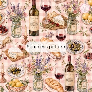 Puede incluir: Un patrón continuo con botellas de vino, copas de vino tinto, baguettes sobre servilletas a cuadros, frascos de flores silvestres con la etiqueta Fleurs des Champs, cuencos de aceitunas, cerezas y queso sobre un fondo de cuadros rosa y blanco.