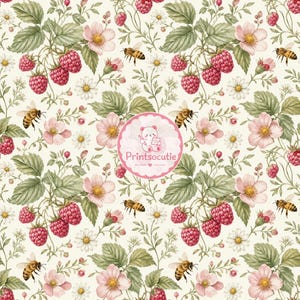 Pode incluir: Um padrão repetitivo com cachos de framboesas vermelhas, flores rosa-claras, folhas verdes e abelhas sobre um fundo creme. Um logótipo circular com uma ilustração de um urso e o texto Printsocutie está centrado na imagem.