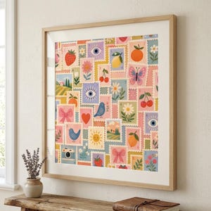 Pode incluir: Uma impress&atilde;o de arte de parede quadrada e emoldurada apresentando uma colagem de selos postais coloridos. Os selos exibem v&aacute;rias ilustra&ccedil;&otilde;es, incluindo morangos, cerejas, lim&otilde;es, laranjas, margaridas, p&aacute;ssaros azuis, borboletas, la&ccedil;os cor-de-rosa, olhos, s&oacute;is e paisagens.