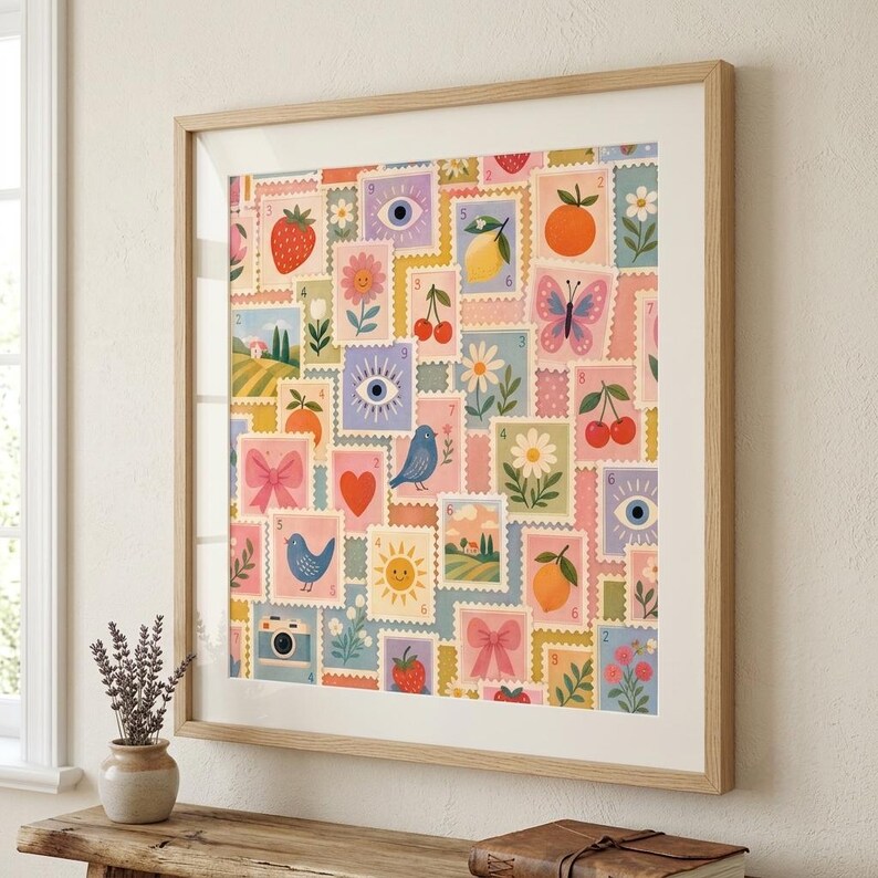 Pode incluir: Uma impress&atilde;o de arte de parede quadrada e emoldurada apresentando uma colagem de selos postais coloridos. Os selos exibem v&aacute;rias ilustra&ccedil;&otilde;es, incluindo morangos, cerejas, lim&otilde;es, laranjas, margaridas, p&aacute;ssaros azuis, borboletas, la&ccedil;os cor-de-rosa, olhos, s&oacute;is e paisagens.
