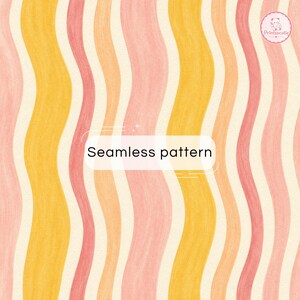 Pode incluir: Um padrão sem costuras com riscas verticais onduladas em tons de amarelo, laranja e rosa sobre um fundo creme. O design inclui uma sobreposição retangular branca com o texto Seamless pattern e um pequeno logótipo circular.