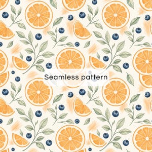 Op de afbeelding: Een naadloos patroon met aquarelillustraties van sinaasappelschijfjes, sinaasappelpartjes en donkerblauwe bosbessen aan groene bladstelen op een crèmekleurige achtergrond. De tekst "Seamless pattern" staat in het midden van de afbeelding.