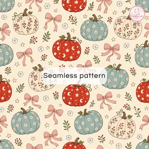Può includere: Un motivo continuo su sfondo color crema con zucche rosse decorate da stelle e lune bianche, zucche blu con margherite bianche e zucche bianche con bacche rosse. Fiocchi rosa, piccole foglie verdi e stelle bianche sparse ovunque.