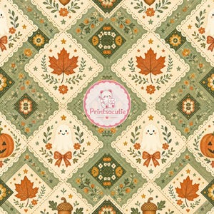Pode incluir: Um padrão repetitivo com azulejos em forma de diamante e bordas festonadas. O design inclui ilustrações de folhas de bordo laranja, fantasmas brancos sorridentes com laços, abóboras e bolotas, intercaladas com pequenas flores e estrelas.