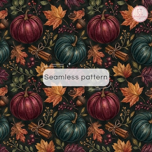 Op de afbeelding: Een naadloos patroon met donkerpaarse en blauwgroene pompoenen, bruine herfstbladeren, met touw gebonden kaneelstokjes en kleine bessen op een donkere achtergrond. De tekst Seamless pattern staat gecentreerd in een wit rechthoekig kader.