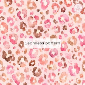 Pode incluir: Um padrão sem costuras com uma estampa de leopardo em aguarela em tons de rosa, coral e castanho sobre um fundo rosa claro. O texto Seamless pattern está centrado num retângulo branco de cantos arredondados, com um pequeno logótipo no canto superior direito.