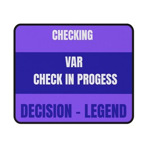 以下が含まれることがあります： 黒い縁と白い背景の長方形の看板。看板は3つの水平セクションに分かれています。上部と下部のセクションは紫で、中央のセクションは青です。看板のテキストは「CHECKING」、「VAR」、「CHECK IN PROGRESS」、「DECISION - LEGEND」と書かれています。