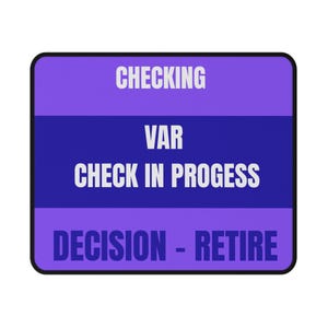 以下が含まれることがあります： 黒い縁と白い背景の長方形の看板。看板は3つの水平セクションに分かれています。上部と下部のセクションは紫で、中央のセクションは青です。看板のテキストは「CHECKING」、「VAR」、「CHECK IN PROGRESS」、「DECISION - RETIRE」と書かれています。