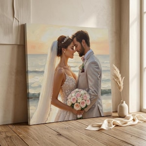 Può includere: Una stampa su tela rettangolare che raffigura un ritratto in stile pittura a olio di una coppia a un matrimonio in spiaggia. La persona a sinistra indossa un abito da sposa in pizzo bianco e un velo, tenendo un bouquet di rose rosa e bianche. La persona a destra indossa un abito beige chiaro.