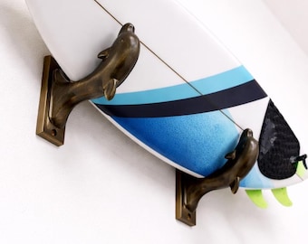 Wieszak ścienny na deskę surfingową Dolphin – prezent dla niego, drewniany stojak na deskę surfingową, wieszak ścienny na longboard, dekoracja domku na plaży, ekspozycja desek surfingowych