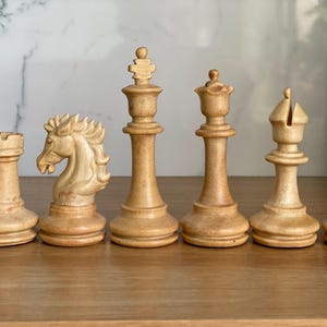 Handgefertigte Schachfiguren aus Holz, handgeschnitztes Staunton-Schachset, Luxus-Schachgeschenk für Freund- und Schachliebhaber, Valentinstagsgeschenk