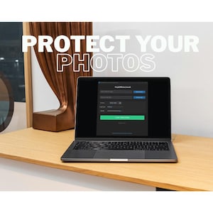 Può includere: Un laptop che mostra un'interfaccia software con il testo "RapidWatermark" e un pulsante verde. Lo schermo è aperto su una scrivania di legno con le parole "PROTECT YOUR PHOTOS" in testo bianco sopra il laptop.