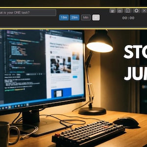 以下が含まれることがあります： 木製の机の上にキーボードとマウスがあり、コードとウェブページが表示されたコンピューターモニター。テキスト「STOP TAB JUMPING」が表示されます。上部のタスクバーには「What is your ONE task?」というテキストとタイマーオプションが含まれています。