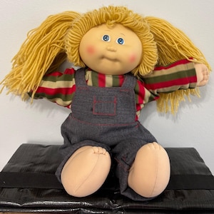 Vintage 1985 Cabbage Patch Kids Doll Blonde Yarn Hair Blue Eyes Coleco Overalls