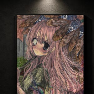 以下が含まれることがあります： ピンクの髪と大きな目を持つ少女を描いた、額装されたアニメ風イラスト。アートワークは、茶色とベージュのアクセントが施された、柔らかくスケッチされた外観で、暗い背景に設定されています。