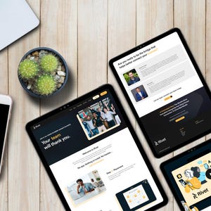 Puede incluir: Vista superior de un escritorio de madera con varias tabletas digitales que muestran una interfaz de sitio web. El sitio web presenta el texto "Your team will thank you" y "Rivet". También se ve un pequeño cactus en maceta y un teléfono inteligente.