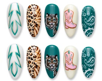 Può includere: Un set di dieci unghie finte a mandorla con cinque design distinti: bianco con motivi a foglia verde acqua, beige con stampa leopardata, verde acqua scuro con un muso di tigre, crema con uno stivale da cowboy rosa e verde acqua con motivo paisley bianco.