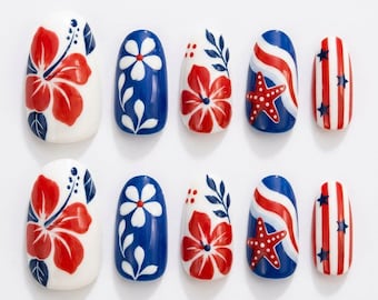 Può includere: Un set di dieci unghie finte con un tema patriottico nei colori rosso, bianco e blu. I disegni includono fiori di ibisco, motivi floreali bianchi su sfondo blu, stelle marine rosse su strisce ondulate e strisce verticali rosse e bianche con stelle.