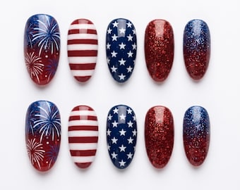 Può includere: Un set di dieci unghie finte ovali con motivi patriottici. I disegni includono illustrazioni di fuochi d'artificio rossi, bianchi e blu, strisce orizzontali rosse e bianche, stelle bianche su sfondo blu, glitter rossi e una sfumatura dal blu al rosso.