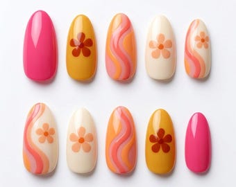 Può includere: Un set di dieci unghie finte a forma di mandorla con una vivace palette di colori rosa acceso, giallo senape, crema e corallo. I design includono colori a tinta unita, strisce verticali ondulate e semplici motivi floreali a cinque petali.