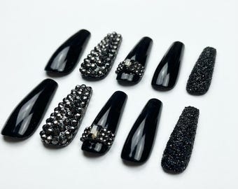 Uñas postizas negras de lujo con tachuelas, uñas estilo ataúd con brillantes y diamantes de imitación, uñas góticas y glamurosas hechas a mano, uñas punk rock con purpurina y pegamento.