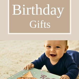 K&ouml;nnte beinhalten: Ein personalisiertes Kinderbuch mit festem Einband, das eine farbenfrohe Illustration eines Babys, eine Geburtstagstorte mit einer Kerze in Form der Zahl Eins sowie den Text When Willow turned 1, Raffy's First Birthday oder When Leo turned 1 zeigt.