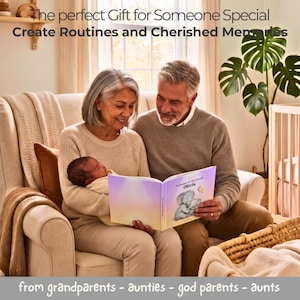 K&ouml;nnte beinhalten: Ein personalisiertes Kinderbuch mit dem Titel Welcome To The World Olivia und einer Illustration von zwei Elefanten auf dem Einband. Das Buch hat einen weichen Farbverlauf in Lila, Rosa und Gelb und wird von zwei Erwachsenen offen gehalten.