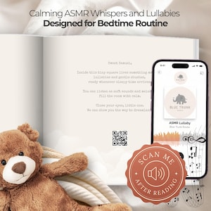 Peut inclure: Un ours en peluche brun est pos&eacute; pr&egrave;s d'un livre ouvert avec le texte Calming ASMR Whispers and Lullabies Designed for Bedtime Routine. Un smartphone affiche une interface d'application ASMR Lullaby et un badge indique Scan Me After Reading.