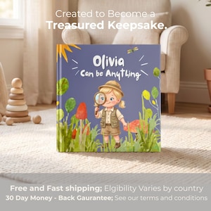 Peut inclure: Un livre pour enfants carr&eacute; avec une couverture violette portant le texte "Olivia can be Anything". L'illustration montre un enfant en tenue d'explorateur beige tenant une loupe, entour&eacute; d'herbe verte, de champignons rouges et d'un soleil jaune.