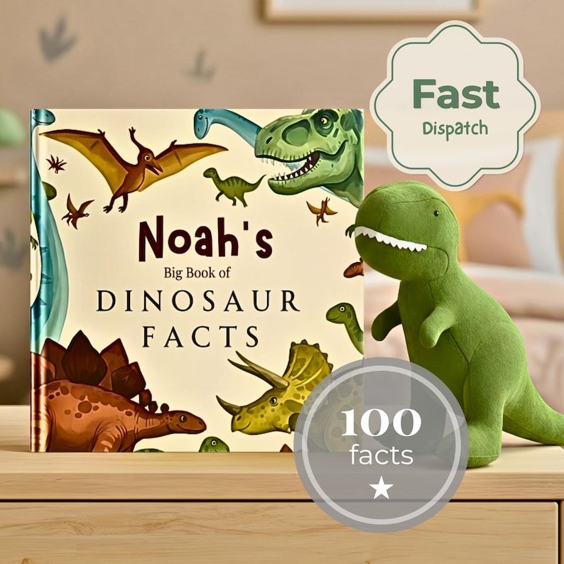 Puede incluir: Un libro de tapa dura titulado Noah's Big Book of DINOSAUR FACTS con ilustraciones coloridas de varios dinosaurios, acompa&ntilde;ado de un peluche verde de Tyrannosaurus Rex sobre una superficie de madera clara.