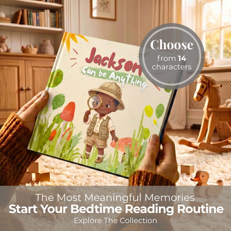 Peut inclure: Un livre pour enfants intitul&eacute; Jackson Can Be Anything illustr&eacute; d'un enfant en tenue de safari tenant une loupe. La couverture montre des champignons rouges et verts, de l'herbe et un soleil. Un badge circulaire indique Choose from 14 characters.