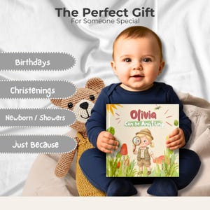 Peut inclure: Un b&eacute;b&eacute; en body bleu marine &agrave; manches longues tient un livre carr&eacute; intitul&eacute; Olivia Can be Anything, illustr&eacute; d'un enfant avec une loupe. &Agrave; c&ocirc;t&eacute; du b&eacute;b&eacute; se trouve un ours en peluche crochet&eacute; de couleur marron.