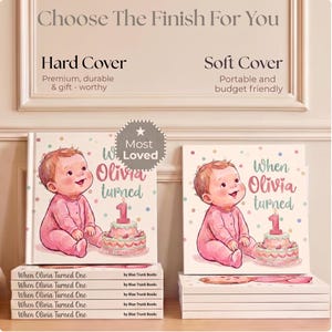 K&ouml;nnte beinhalten: Zwei Kinderb&uuml;cher mit dem Titel When Olivia Turned One, die ein Baby in rosa Kleidung neben einer Geburtstagstorte mit einer Kerze in Form einer Eins zeigen. Der Text Choose The Finish For You zeigt die Optionen Hard Cover und Soft Cover.