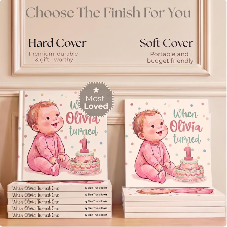 K&ouml;nnte beinhalten: Zwei Kinderb&uuml;cher mit dem Titel When Olivia Turned One, die ein Baby in rosa Kleidung neben einer Geburtstagstorte mit einer Kerze in Form einer Eins zeigen. Der Text Choose The Finish For You zeigt die Optionen Hard Cover und Soft Cover.
