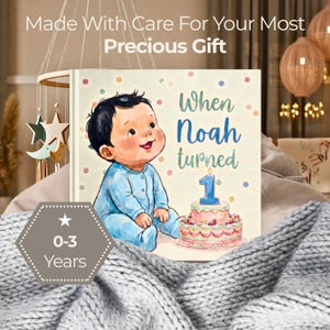 K&ouml;nnte beinhalten: Ein quadratisches Kinderbuch mit dem Titel When Noah turned 1, das eine Illustration eines Babys in blauer Kleidung zeigt, das neben einer zweist&ouml;ckigen Geburtstagstorte mit einer Kerze in Form einer Eins sitzt. Das Cover hat bunte Punkte.