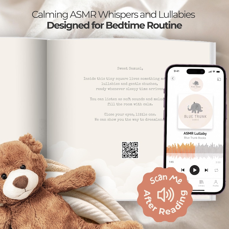 K&ouml;nnte beinhalten: Ein brauner Pl&uuml;sch-Teddyb&auml;r liegt neben einem aufgeschlagenen Buch mit dem Text Calming ASMR Whispers and Lullabies Designed for Bedtime Routine. Ein Smartphone zeigt eine Audio-App mit dem Blue Trunk Books Logo und ein QR-Code.